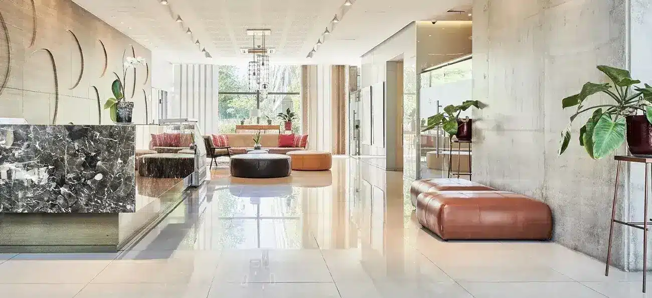 Lobby de hotel moderno para comparar hoteles céntricos en Rosario