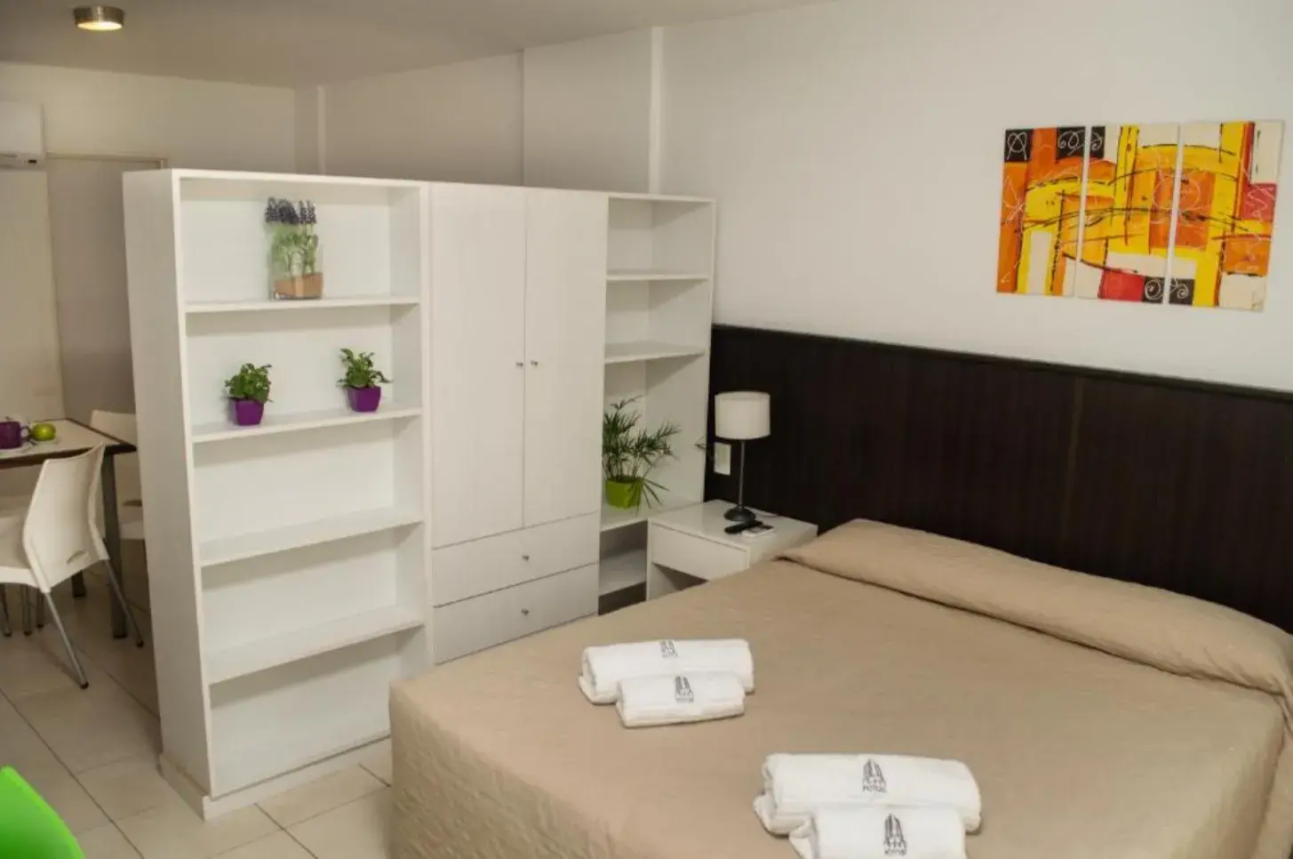 Apartamento Deluxe de Torre Potosí con cama y placard con estantes