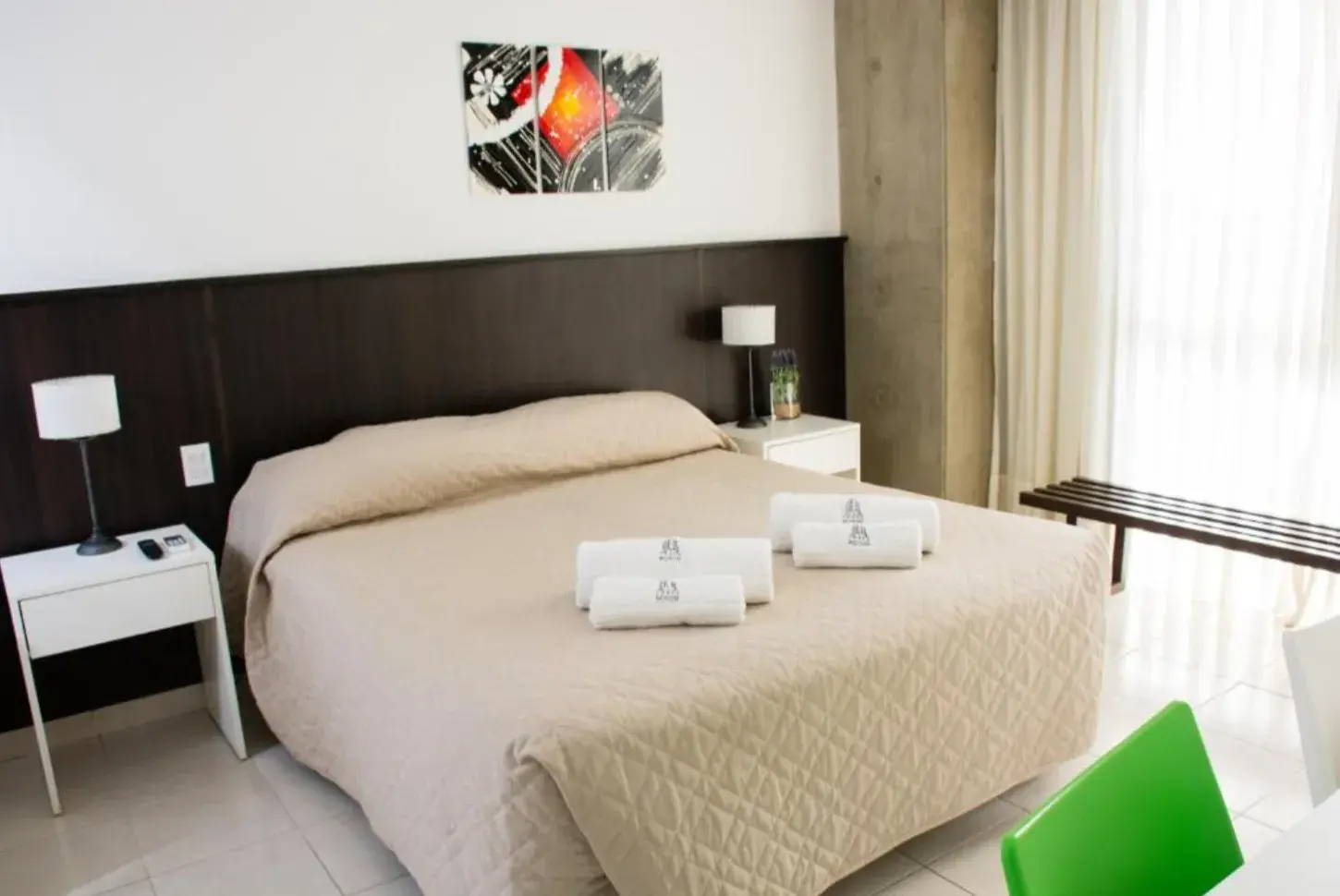 Apartamento Estudio de Torre Potosí con cama matrimonial, mesas de luz y toallas