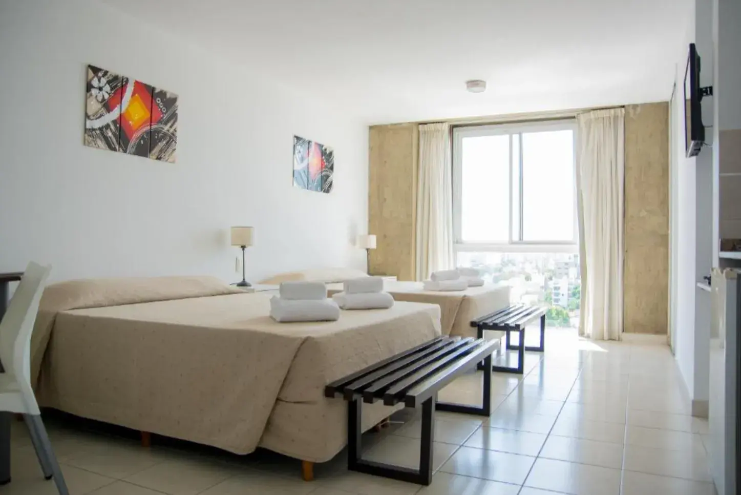 Habitación Familiar de Torre Potosí con cama, banco y ventana