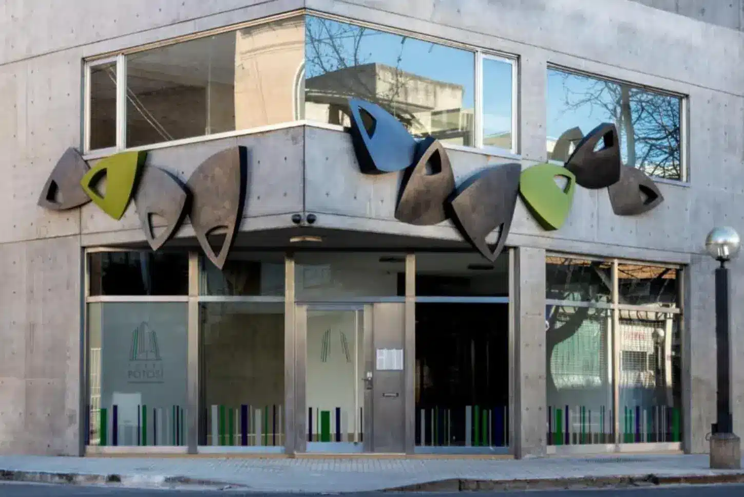 Fachada esquina de vidrio del edificio Torre Potosí, en Cafferata 550, Rosario