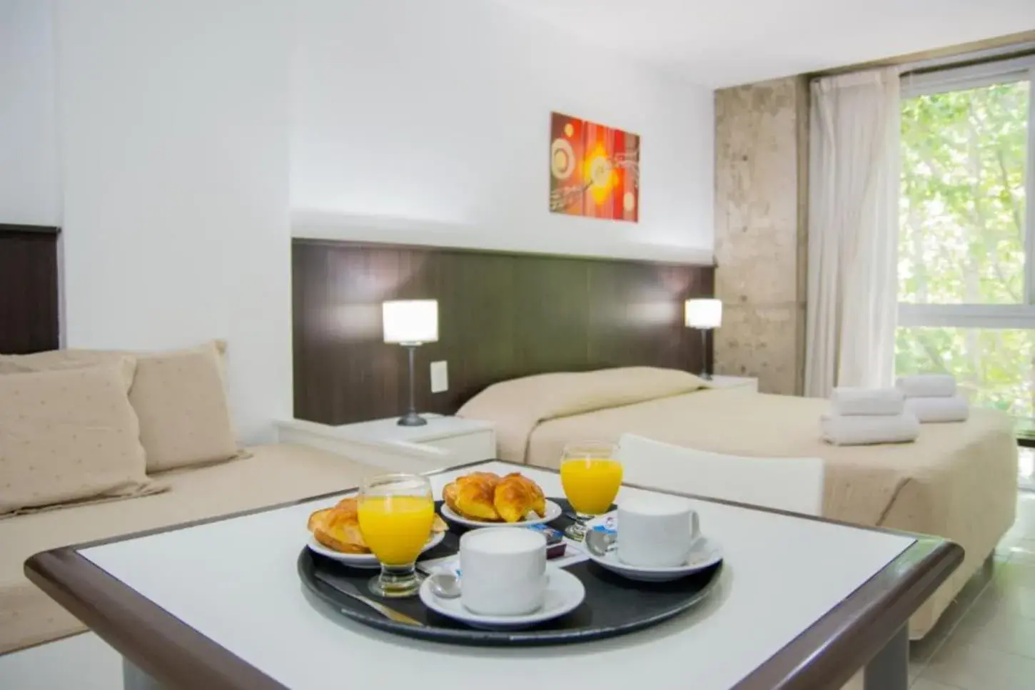 Desayuno servido sobre la mesa de un departamento de Torre Potosí