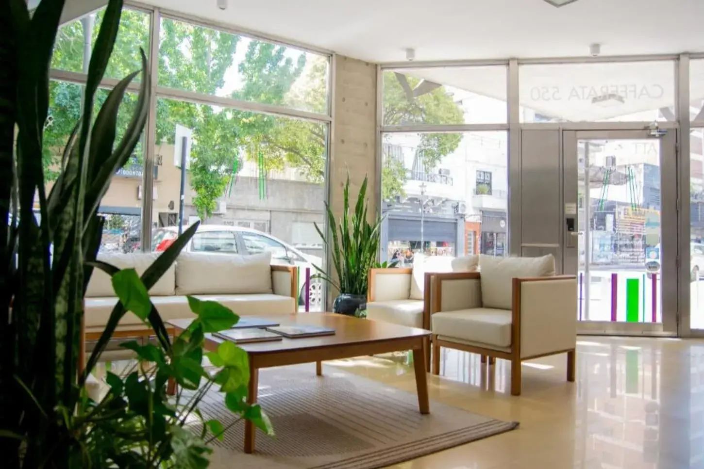 Sala de estar de Torre Potosí con sillones, mesa ratona y plantas