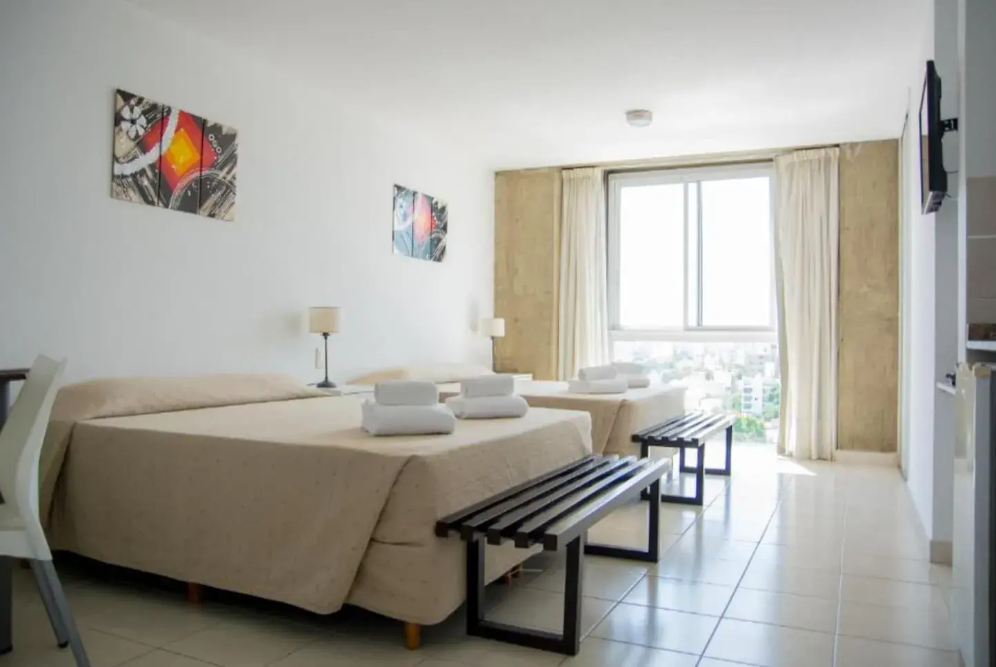 Departamento de Torre Potosí con cama, banco y ventana
