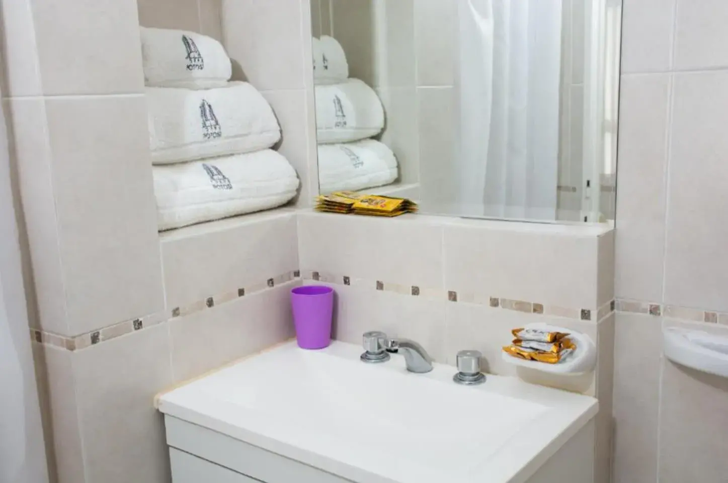 Baño de un departamento de Torre Potosí con toallas apiladas