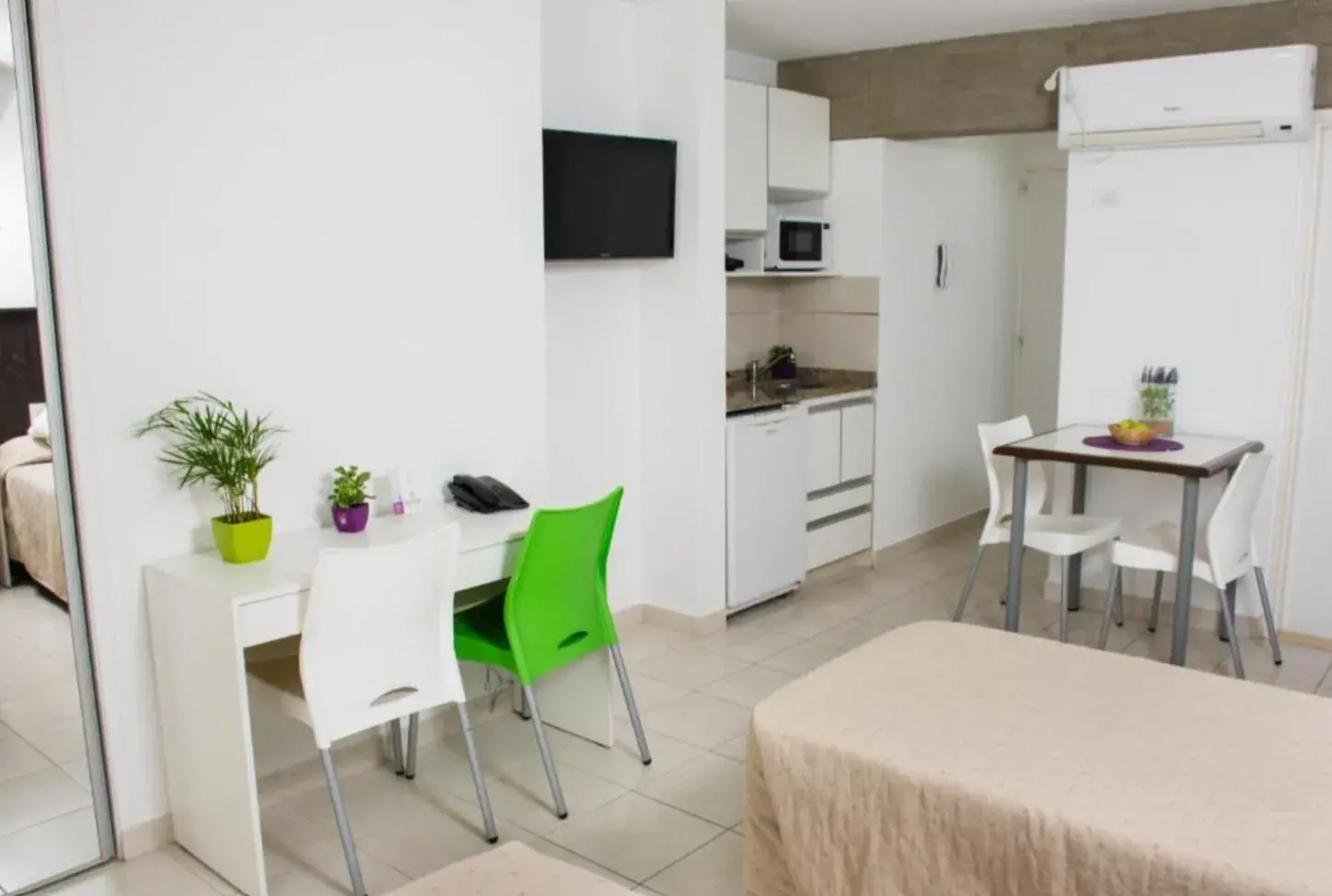 Departamento de Torre Potosí con cama, mesa, TV y cocina