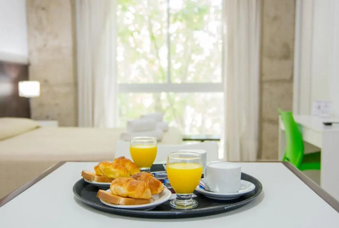 Desayuno con medialunas y jugo de naranja sobre la mesa de un departamento de Torre Potosí