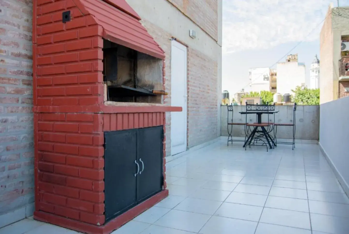 Parrilla de ladrillo en una terraza de Torre Potosí