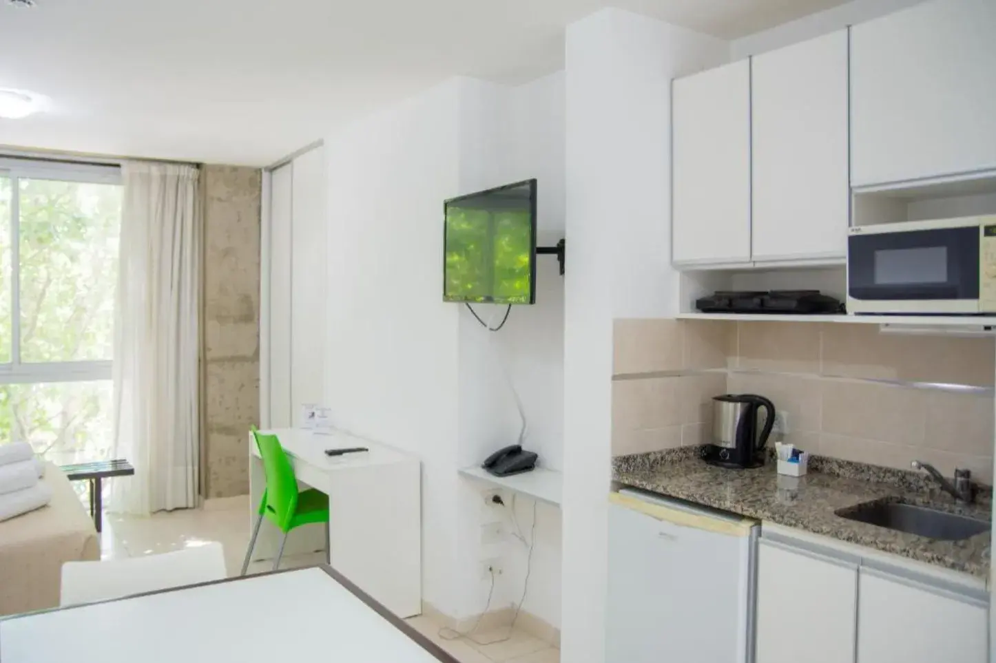 Cocina de un departamento de Torre Potosí con mesada, microondas y TV