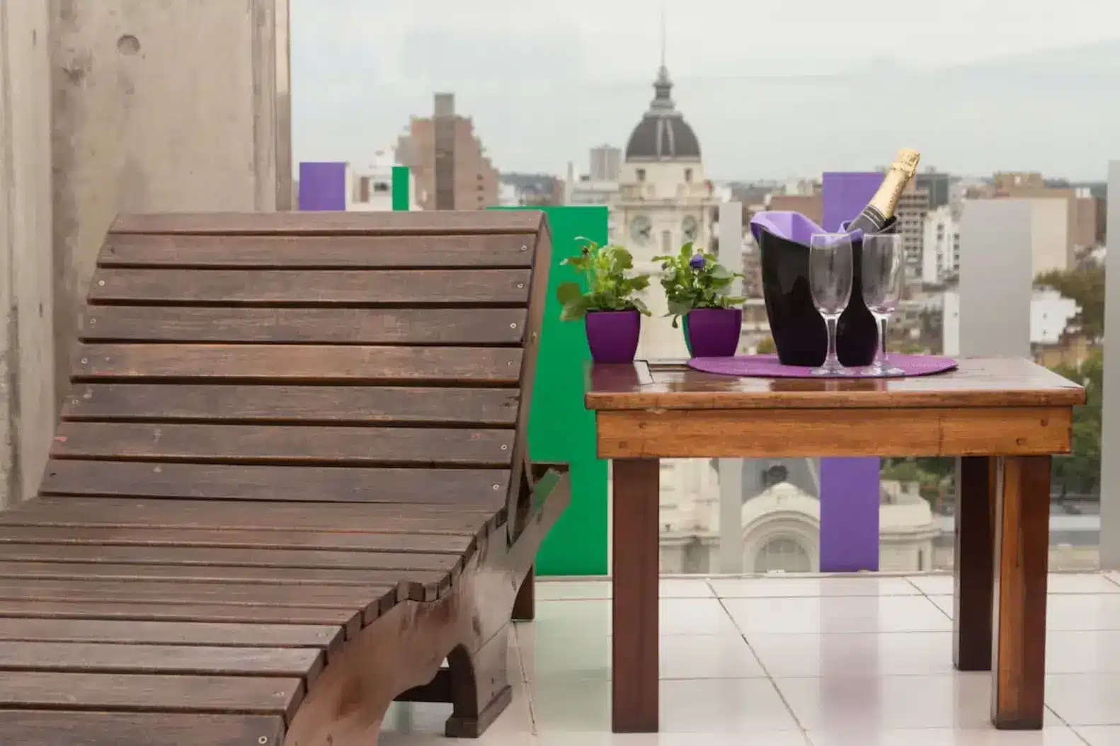 Reposera y mesa en la terraza de Torre Potosí, con vista a la ciudad